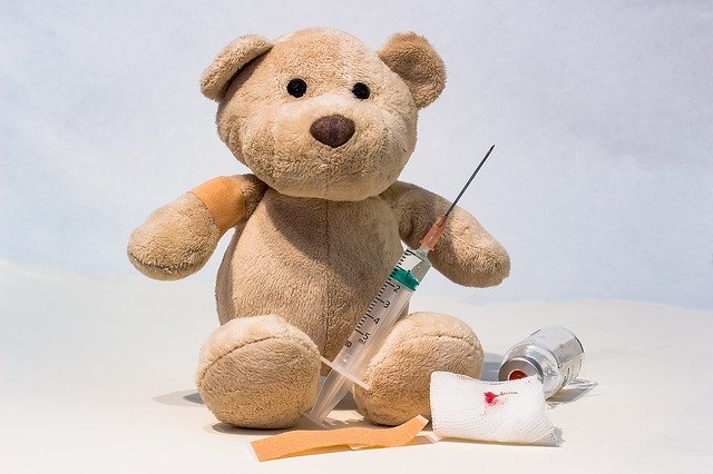 Medvídek s injekční stříkačkou.