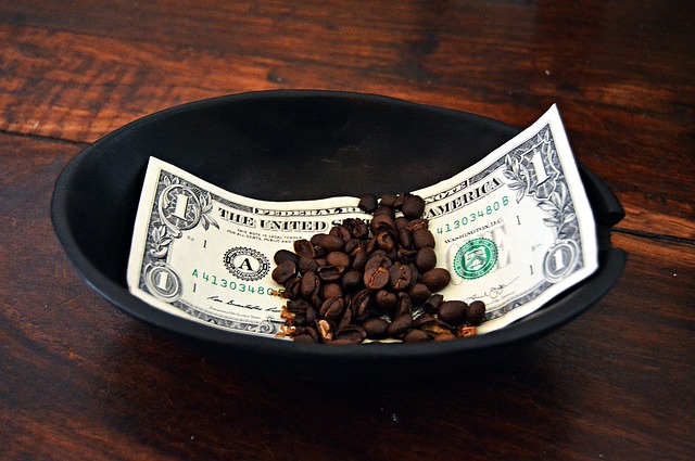 bankovka na misce, kávová zrna